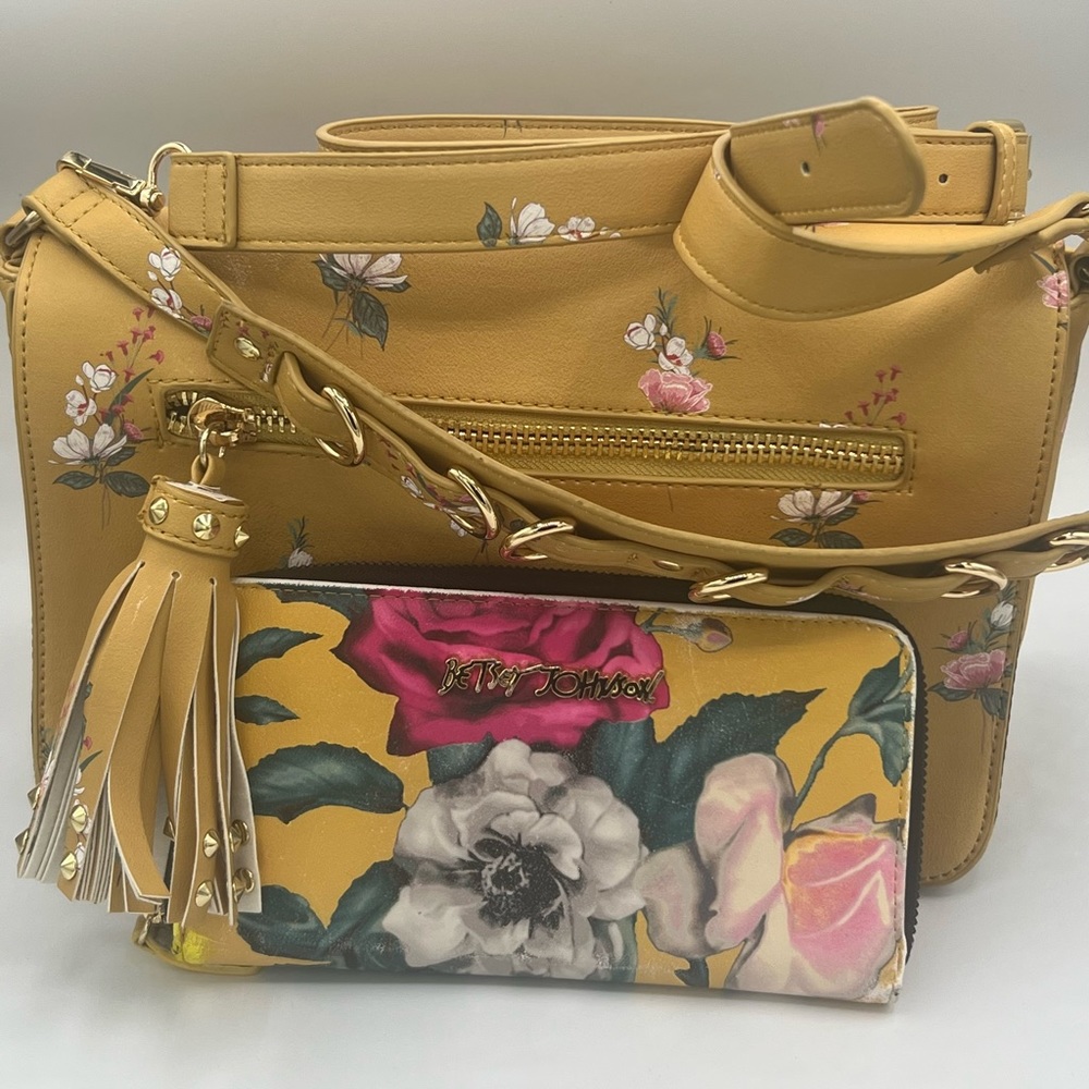 Betsy Johnson floral wallet